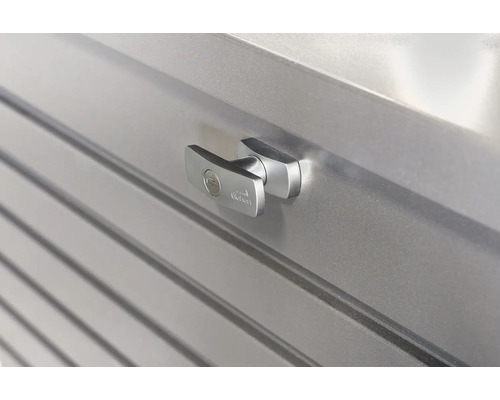 Detailansicht eines Metallschranks mit Griff