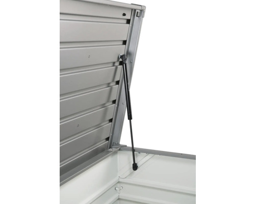 Detailansicht eines geöffneten Geräteschuppens mit Gasdruckfeder zur Unterstützung des Deckels