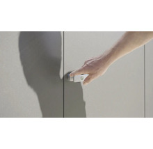 Ein Mann öffnet einen Schrank mit einem einfachen Griff.