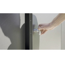 Geöffnete Tür mit Hand am Griff