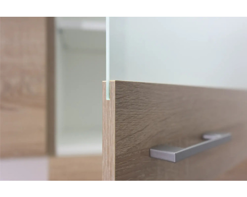 Detailaufnahme eines Möbelstücks mit Glasfront und Griff
