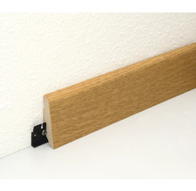 Sockelleiste mit Befestigungsclip an Wand und Boden
