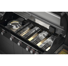 Innenansicht eines Gasgrills mit Brennern und Grillrosten.