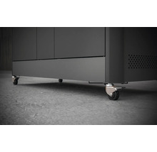 Untersicht eines Unterschranks mit Rollen