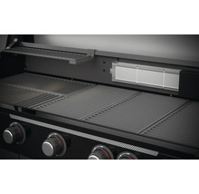 Detailansicht eines Gasgrills mit Grillrosten, Warmhalterost und Infrarotbrenner