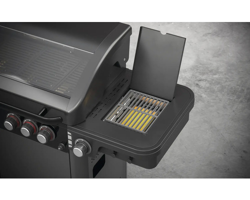 Detailansicht eines Gasgrills mit geöffnetem Seitenbrenner