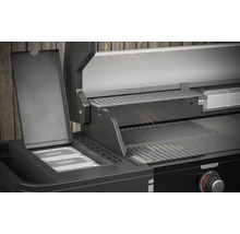 Detailansicht eines schwarzen Gasgrills mit Warmhalterost und Behältern