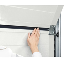 Detailansicht eines Garagentors mit Hand, Dichtung und Beschlägen