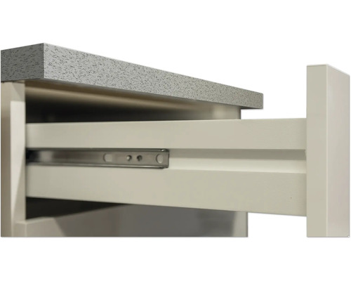 Detailansicht eines Badezimmerschranks mit offener Schublade und Metallschienen