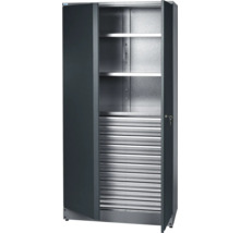 Geöffneter Werkzeugschrank mit Regalen und Rollladen