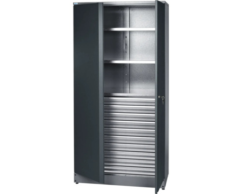 Geöffneter Werkzeugschrank mit Regalen und Rollladen