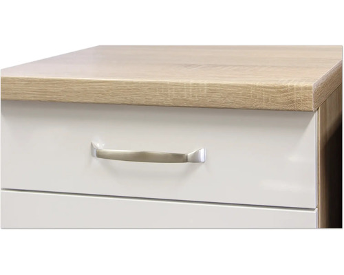 Detailaufnahme eines Schranks mit Schubladen und Metallgriffen