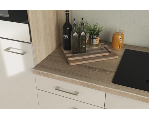 Küchenszene mit Arbeitsplatte, Spüle, Flaschen und Dekoration