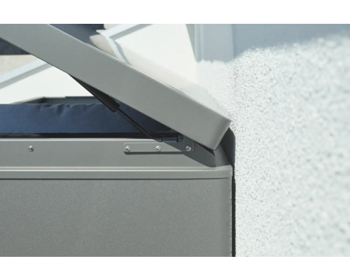 Detailansicht einer geöffneten Aufbewahrungsbox für den Aussenbereich