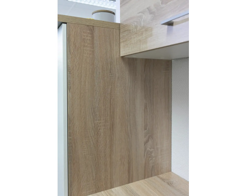 Detailansicht von Küchenschränken mit Holzoptik