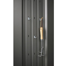Metall-Werkzeugschrank mit Haken und Gartenwerkzeug