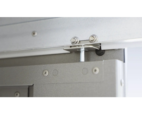 Detailansicht einer Schiebetürbefestigung aus Metall