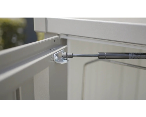 Detailansicht einer Gasdruckfeder zur Unterstützung beim Öffnen und Schließen von Klappen oder Türen