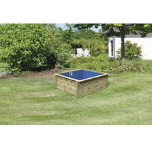 Holzpool im Garten mit blauem Innenraum