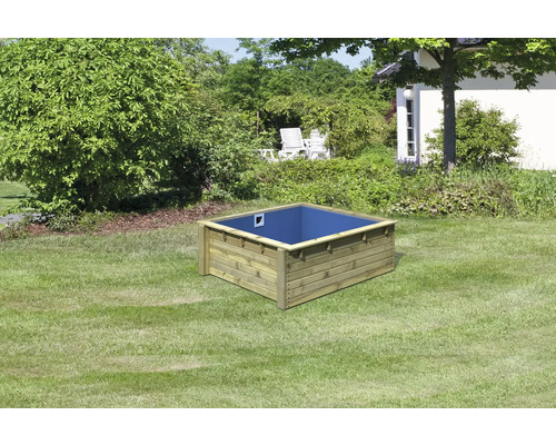 Holzpool im Garten mit blauem Innenraum