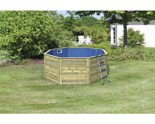 Achteckiger Holzpool mit Leiter im Garten.