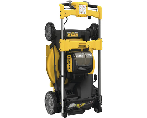 Zusammengeklappter gelber Rasenmäher von DeWalt für platzsparende Lagerung.