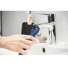 Armaturmontagewerkzeug im Einsatz an einem Wasserhahn