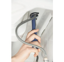 Installation eines Wasserhahns im Badezimmer