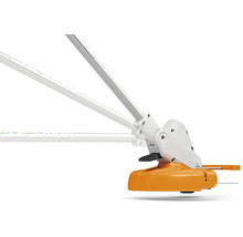 Detailaufnahme eines Rasentrimmers mit verstellbarem Schneidkopf