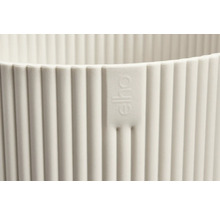 Detailansicht eines gerippten Blumentopfes mit dem Elho Logo.