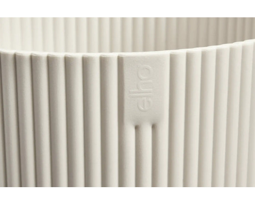 Nahaufnahme eines Pflanzgefäßes mit Rillen und Elho Logo