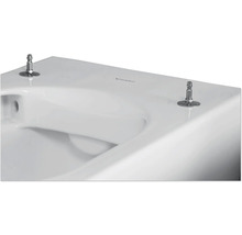 Detailansicht eines weißen Duravit Waschbeckens mit Armaturenanschluss