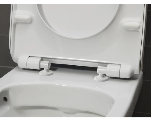 Weißer Toilettensitz mit offenem Deckel