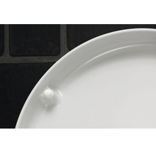 Detailansicht eines weißen Pflanzgefäßuntersetzers aus Kunststoff