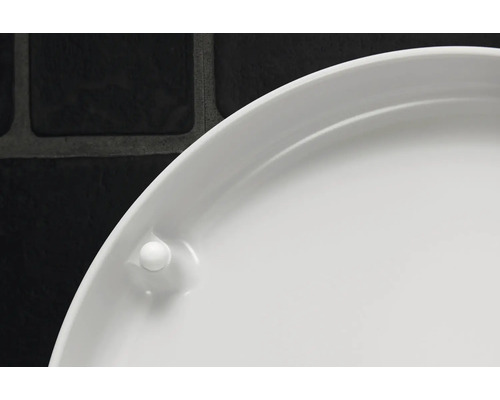 Detailansicht eines weißen Pflanzgefäßuntersetzers aus Kunststoff