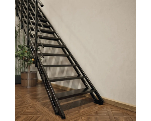 Schwarze Raumspartreppe aus Metall im Innenbereich.