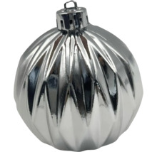 Silberne Weihnachtskugel mit Rillenmuster