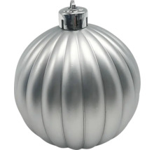 Silberfarbene Weihnachtskugel mit Rillenmuster