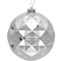 Silberne Weihnachtskugel mit facettiertem Muster