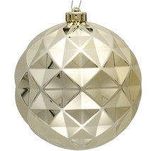 Goldene Weihnachtskugel mit geometrischem Muster
