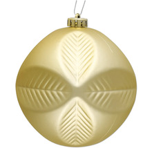 Goldene Weihnachtskugel mit Blattmuster
