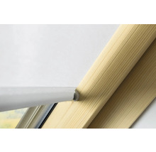 Detailansicht eines Dachfensterrollos mit Holzrahmen