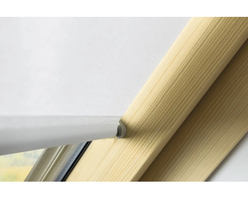 Detailansicht eines Dachfensterrollos mit Holzrahmen