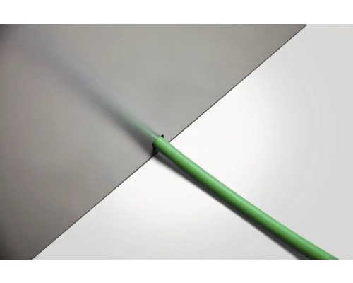 Grüner Gartenschlauch vor grauem und weißem Hintergrund