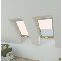 Zwei Dachfenster mit Holzrahmen in einem hellen Dachzimmer.