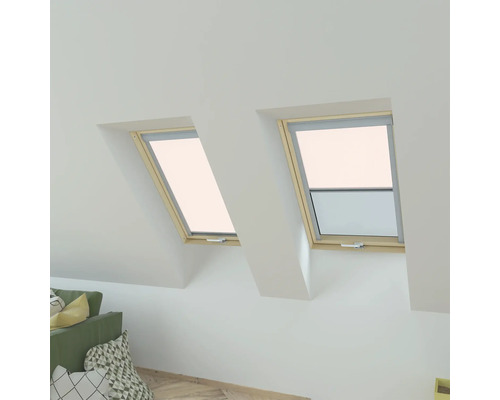 Zwei Dachfenster mit Holzrahmen in einem hellen Dachzimmer.