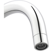 Detailansicht eines Wasserhahn-Auslaufs aus Metall