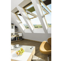 Helles Dachzimmer mit mehreren Dachfenstern, teilweise geöffnet und mit Sonnenschutz ausgestattet.