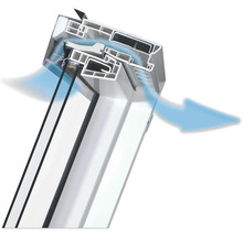 Querschnitt eines weißen Kunststofffensters mit Belüftungssystem