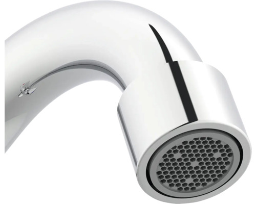 Nahaufnahme eines verchromten Wasserhahn-Auslaufs mit Perlator